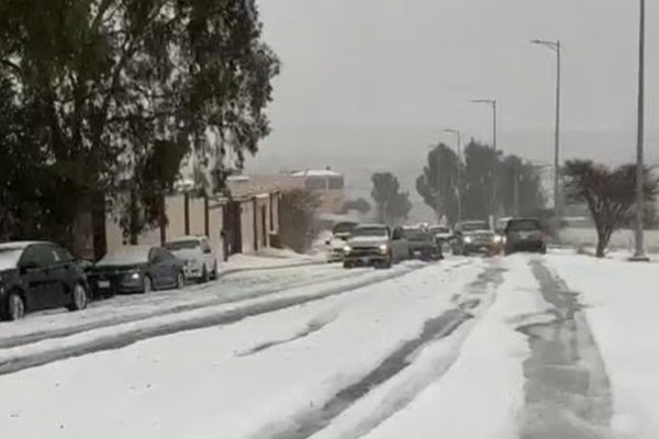 غرب أبها يرتدي ثوب الشتاء الأبيض.. وروعة الطبيعة تجذب الأهالي ومحبي التصوير